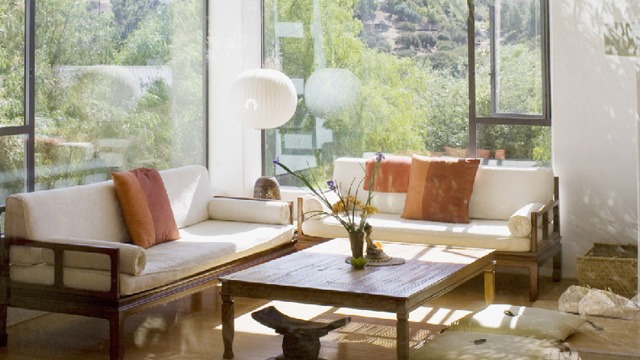 防晒膜贴在窗户的哪一面？