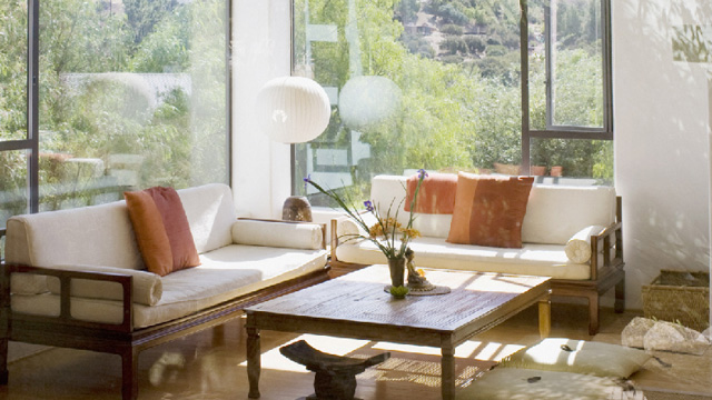 防晒膜贴在窗户的哪一面？